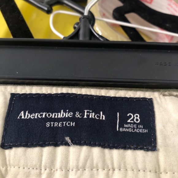 Abercrombie & Fitch olive green pleated and cuffed shorts in size 28. - Picture 3 of 3